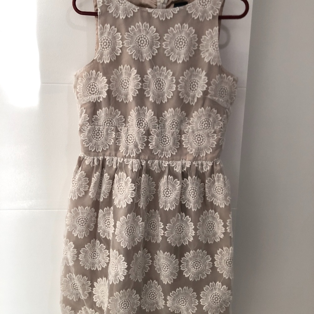 Women’s sleeveless Beige dress